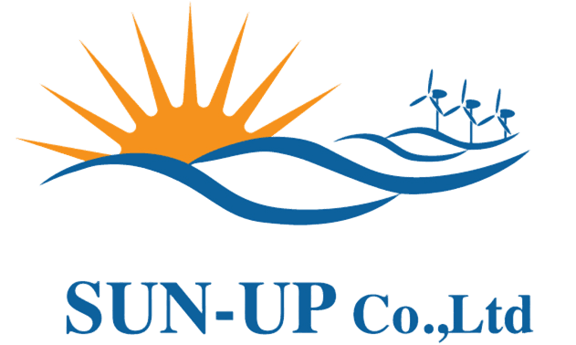 SUN-UP株式会社のロゴ。太陽・波・風力発電の図柄と社名