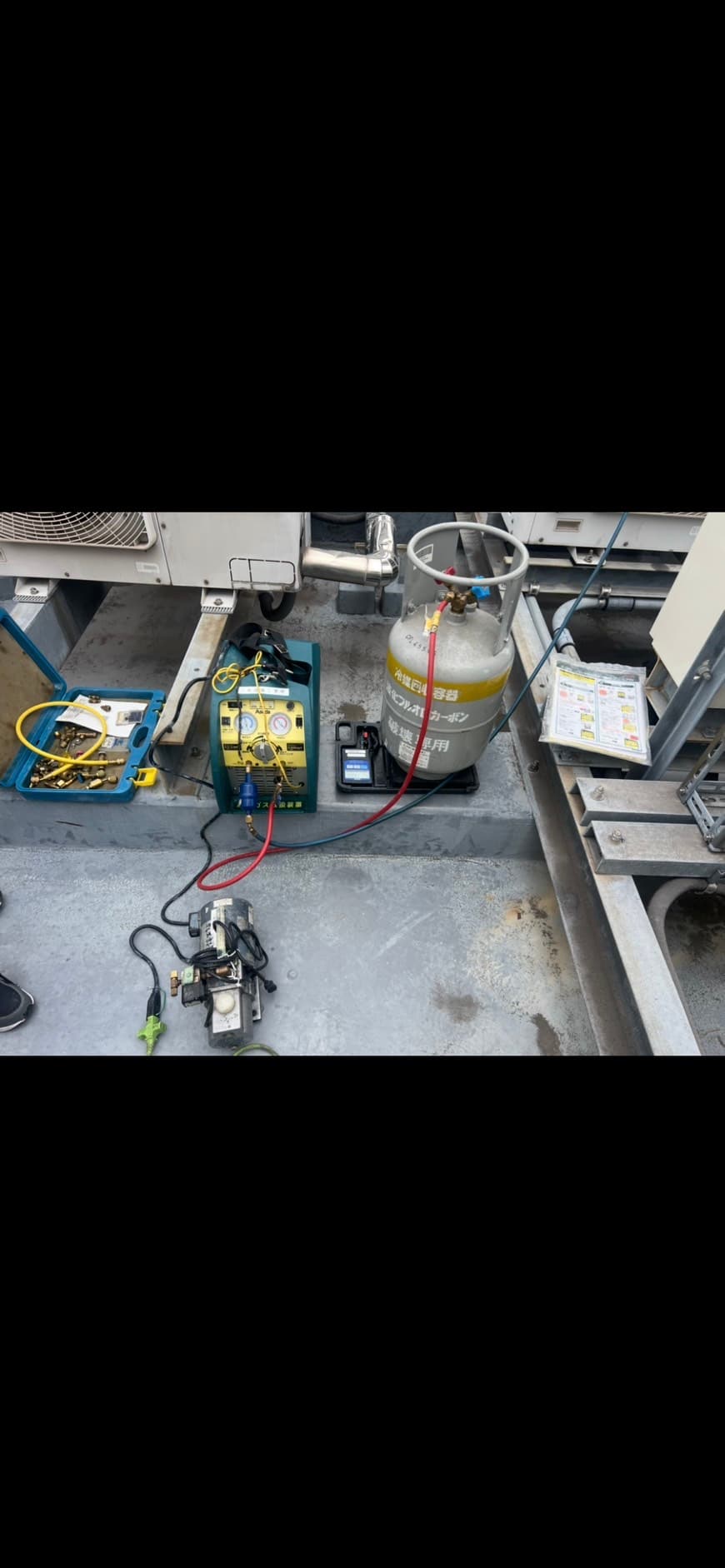 空調設備工事の作業風景